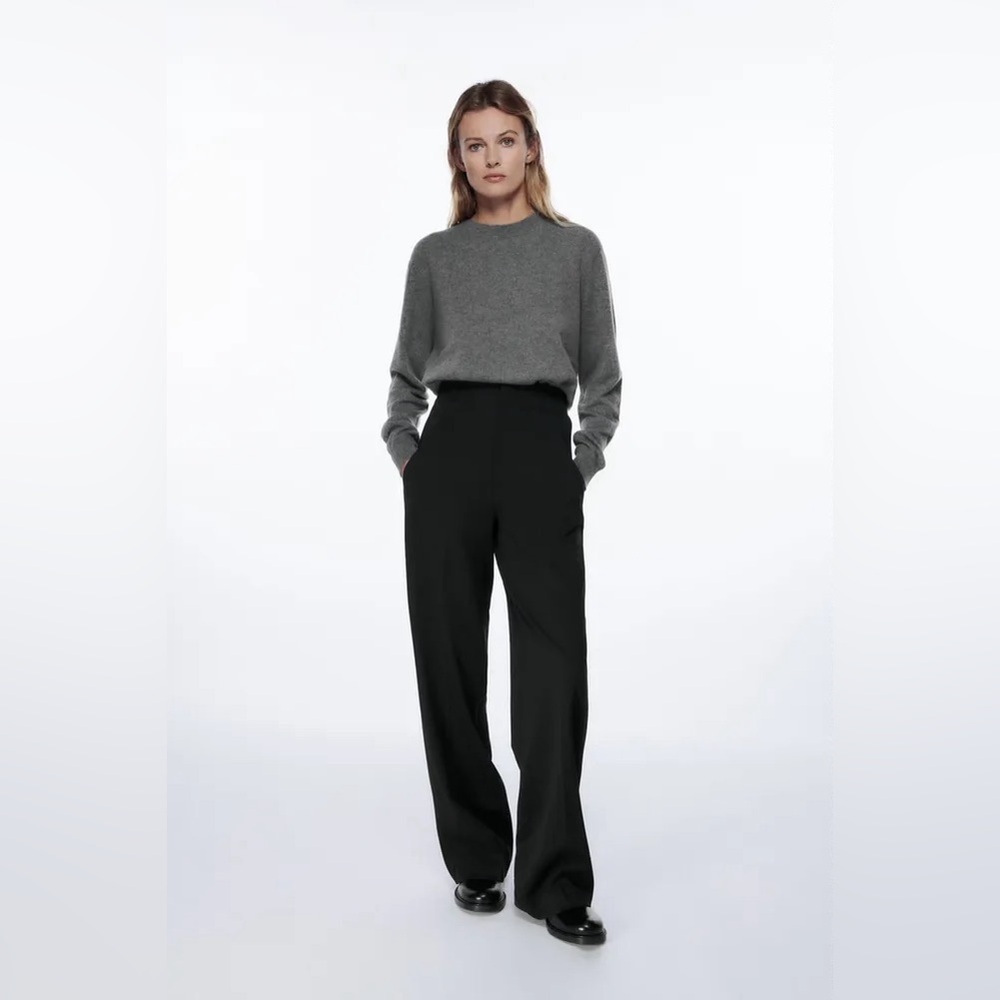 High-waisted pleated pants. Size Medium.